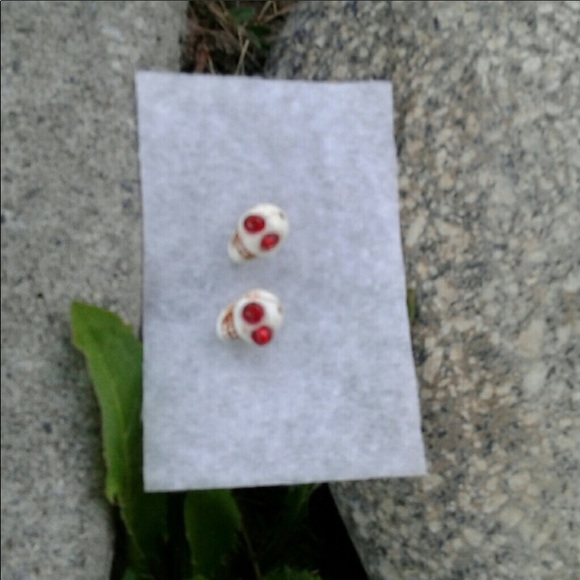 Skull piece earrings - Picture 2 of 5